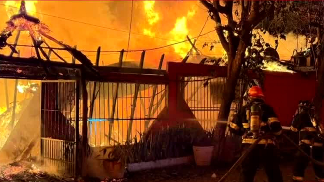 En Colima, se reporta el incendio de un restaurante de mariscos