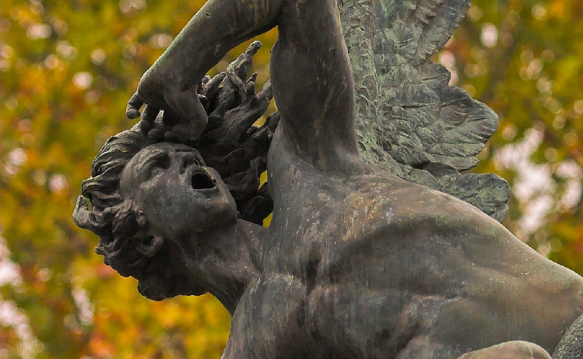 Fuente del Ángel Caído en el parque del Retiro, Madrid. (Wikimedia Commons)