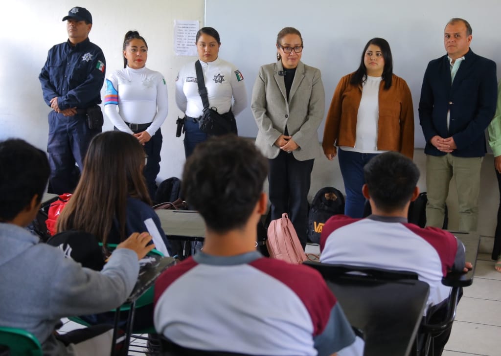 Azucena Cisneros impulsa prevención de violencia escolar con programa 'Mochila de Paz'