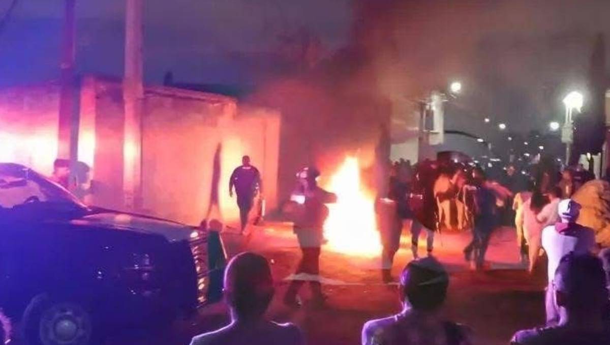 Tras la golpiza, arribaron elementos de la policía municipal para controlar la situación y asegurar a los presuntos asaltantes. Especial
