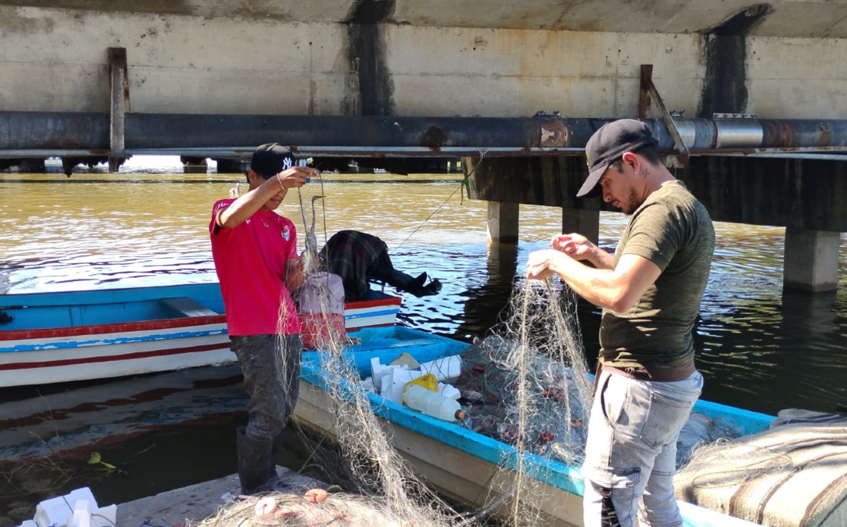 Ambos jóvenes pescadores en la laguna de Pueblo Viejo. | Sergio Sánchez