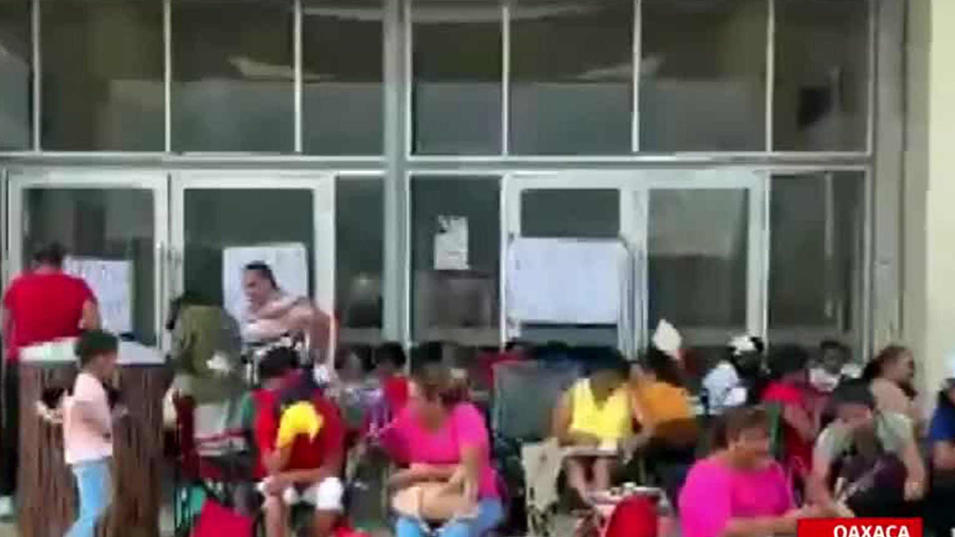 En Oaxaca, maestros de la sección 22 del SNTE inician paro nacional, bloquean bancos y oficinas