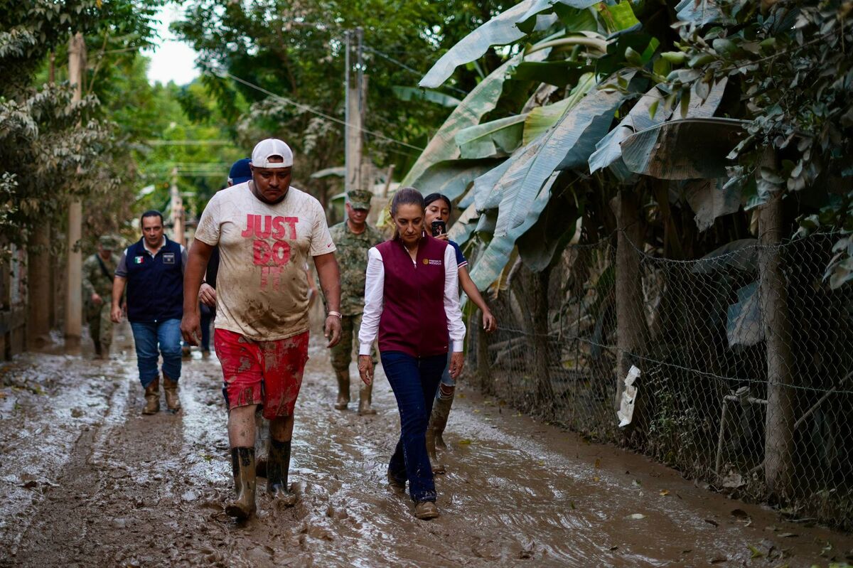 Sheinbaum supervisa entrega de ayuda humanitaria y traslados médicos en Poza Rica