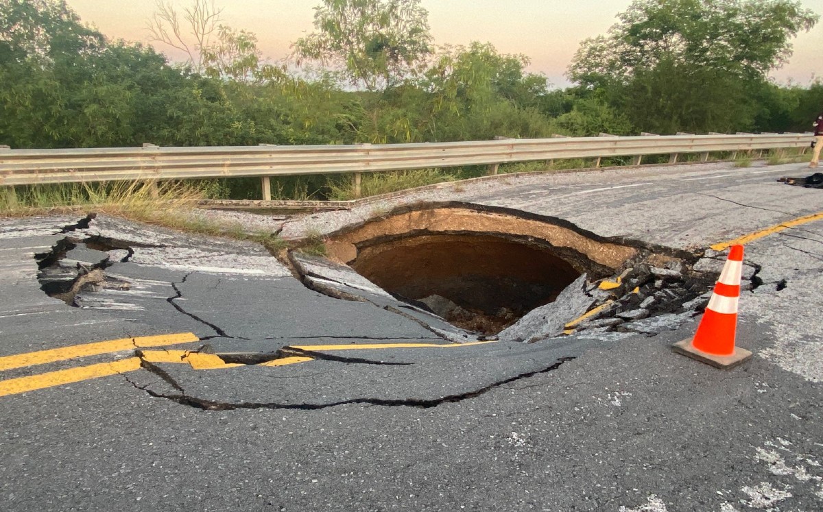 Se abre socavón sobre carretera en Soto la Marina