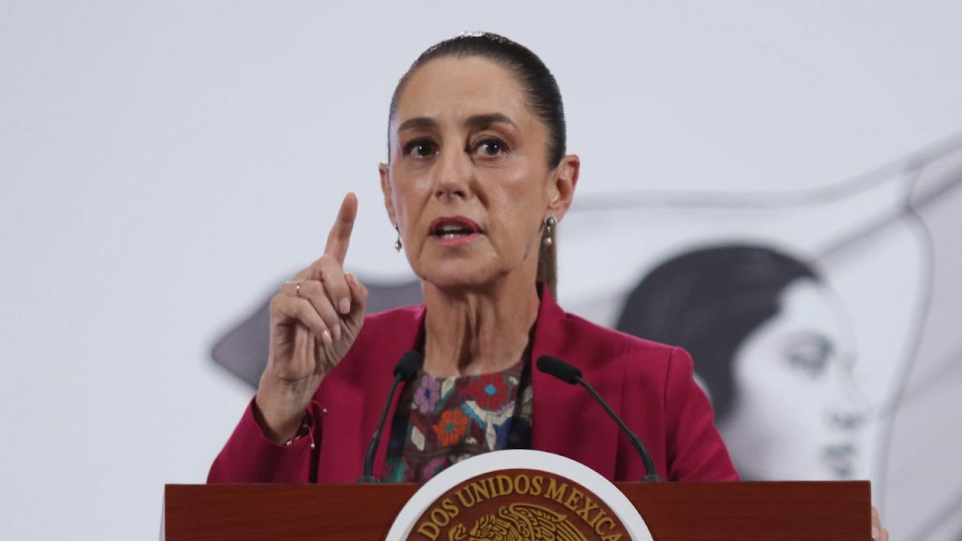 Sheinbaum reacciona a fotos que circulan de ella al contestarle a joven en Veracruz