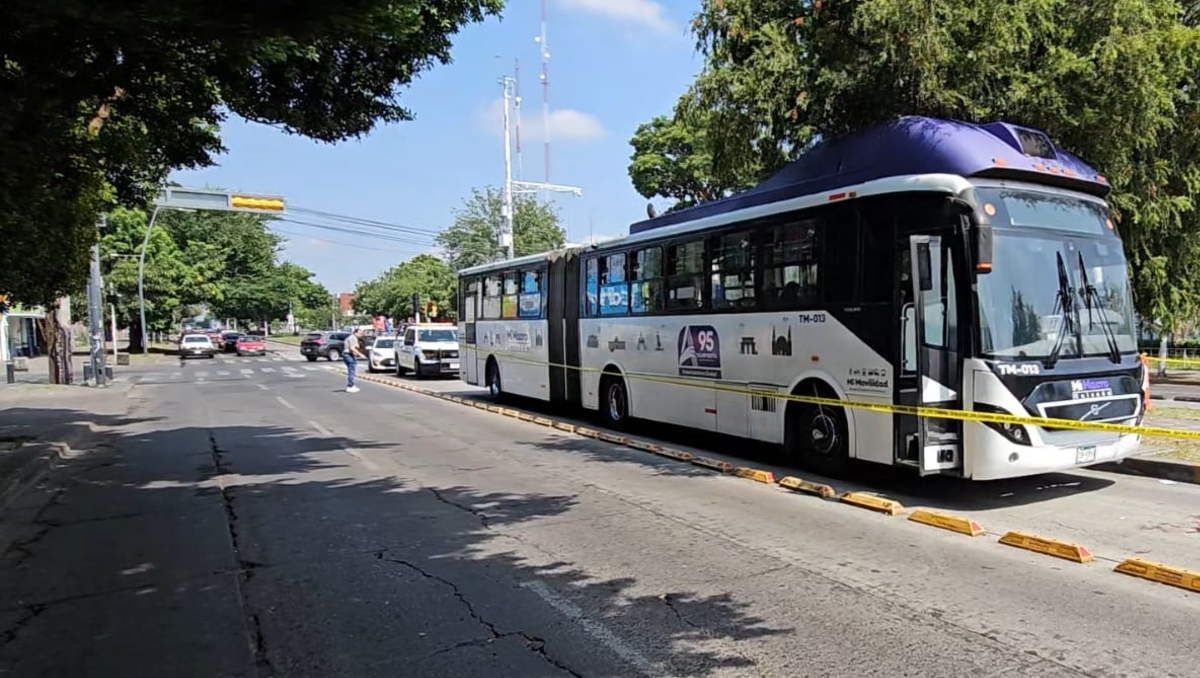 La unidad no pudo frenar ante el intempestivo cruce del hombre, por lo que terminó impactándolo (Foto: Juan Carlos Munguía)