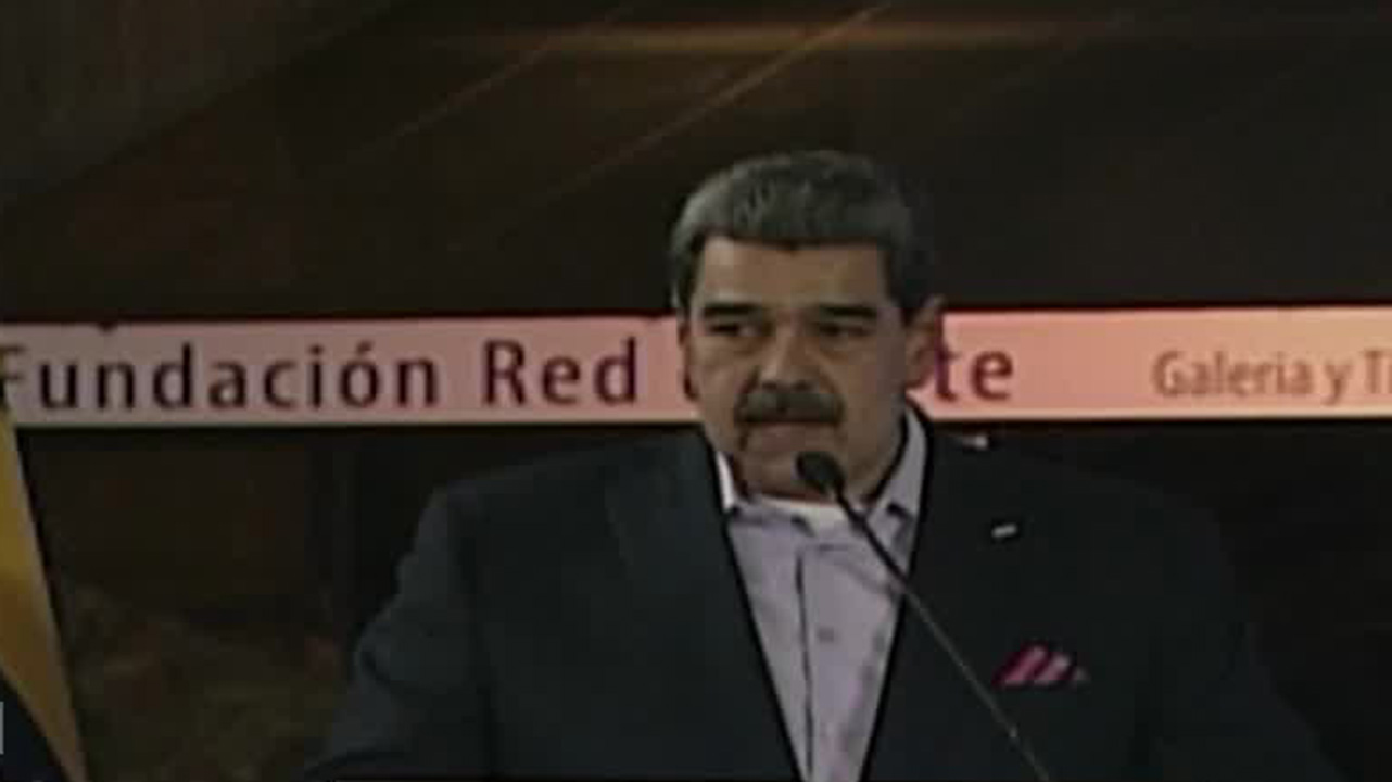 En Venezuela, el presidente Nicolás Maduro pide paz en un mensaje en inglés