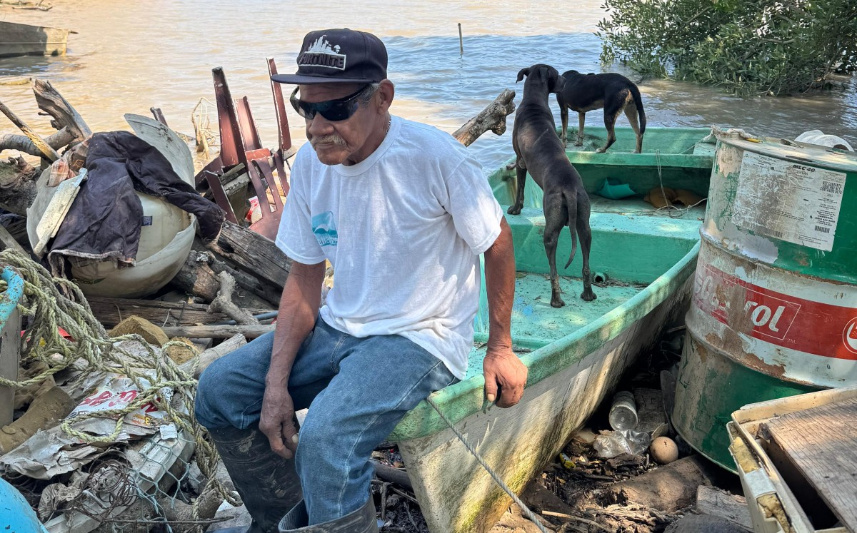 El agua casi rozaba el acceso a su vivienda de madera, pero él prefirió permanecer ahí. | Mario Juárez