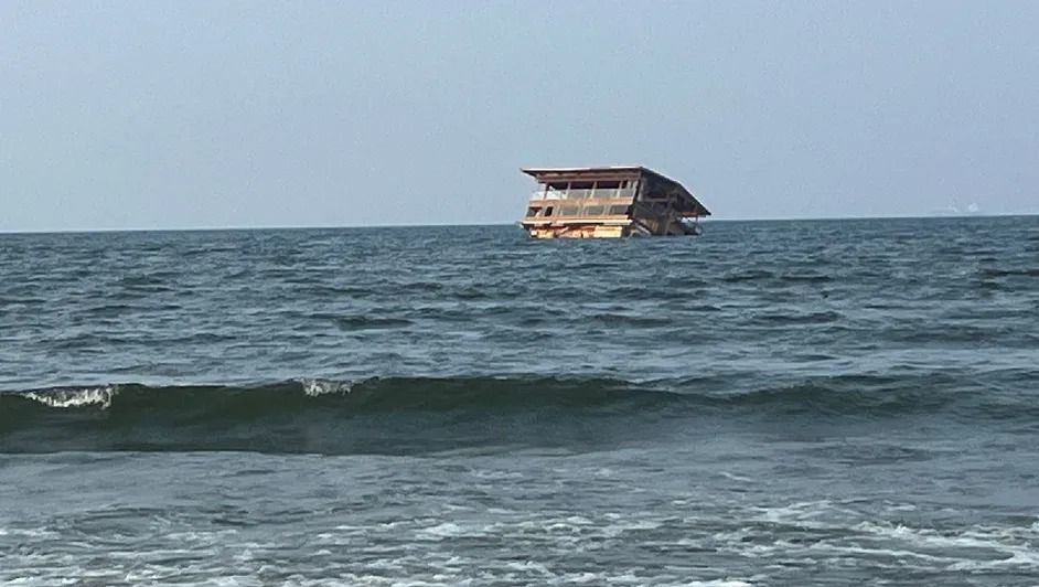 Parte de “El Atracadero” encalla en Tatahuicapan tras ser arrastrado por el desbordamiento de un río en Veracruz