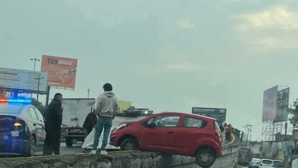 Una camioneta volcó y otro vehículo estuvo a punto de caer en Paseo Tollocan, donde faltan barras de contención.Especial