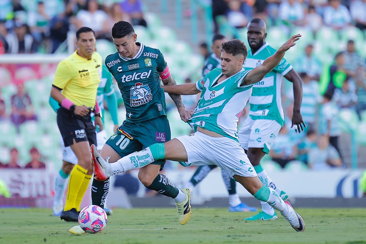 Carlos Acevedo tuvo varias atajadas clave que mantuvieron el arco de Santos Laguna en cero. | Manuel Guadarrama