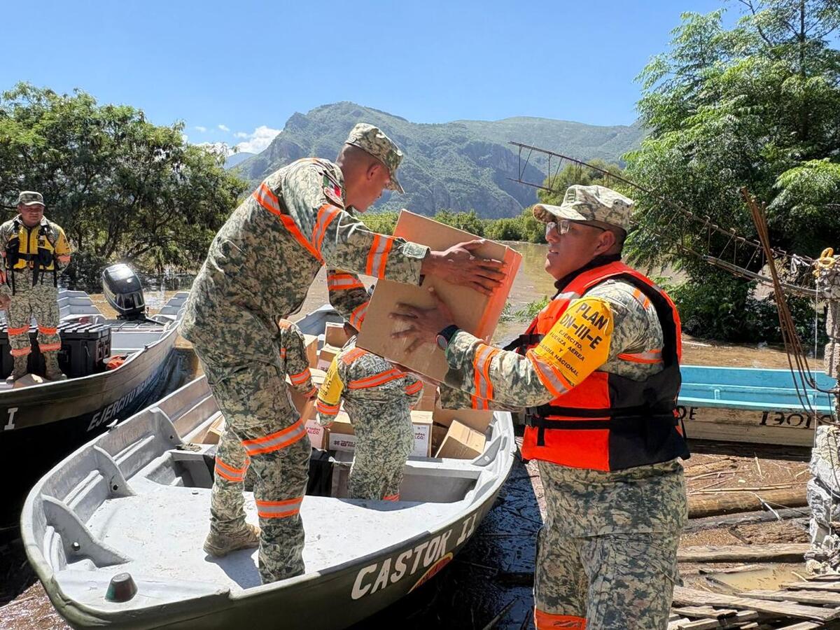 Marina y Defensa refuerzan apoyo tras lluvias con más de100 mil despensas, maquinaria y evacuaciones aéreas