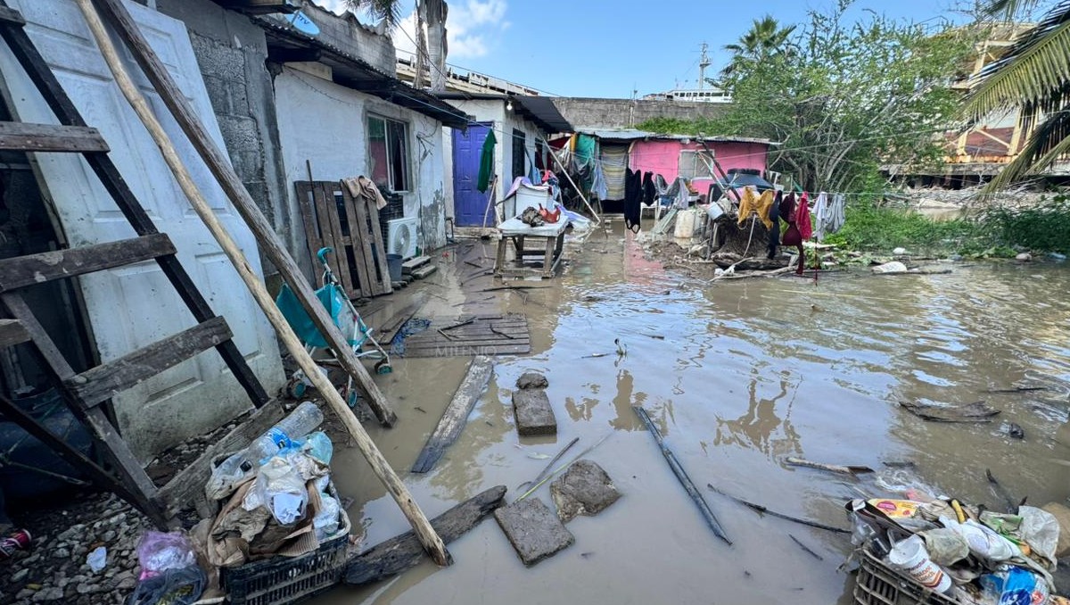 Evacuan a personas que habitan en el margen del río Pánuco