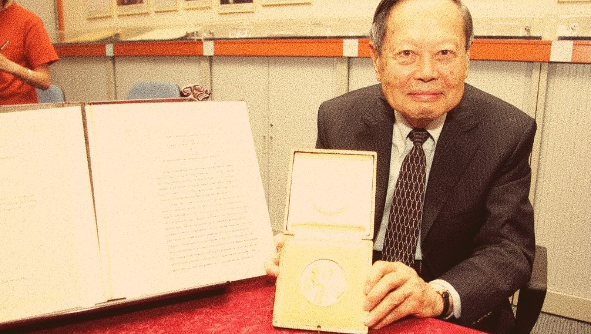 El físico Chen Ning Yang (1922-2025) en sus años de docencia. Ganó el Premio Nobel de Física en 1957.