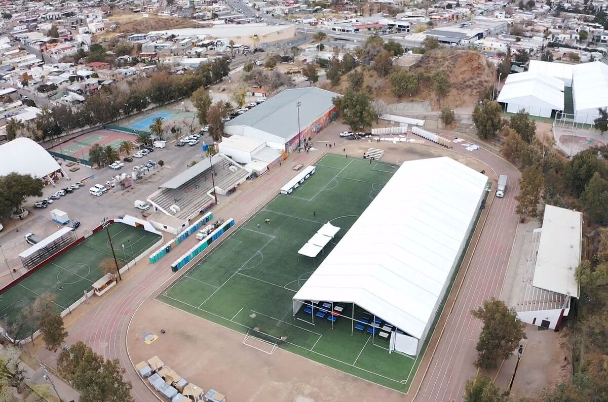 Retiran albergue migrante en Nogales tras baja afluencia y reclamo de deportistas  | Marco A. Flores