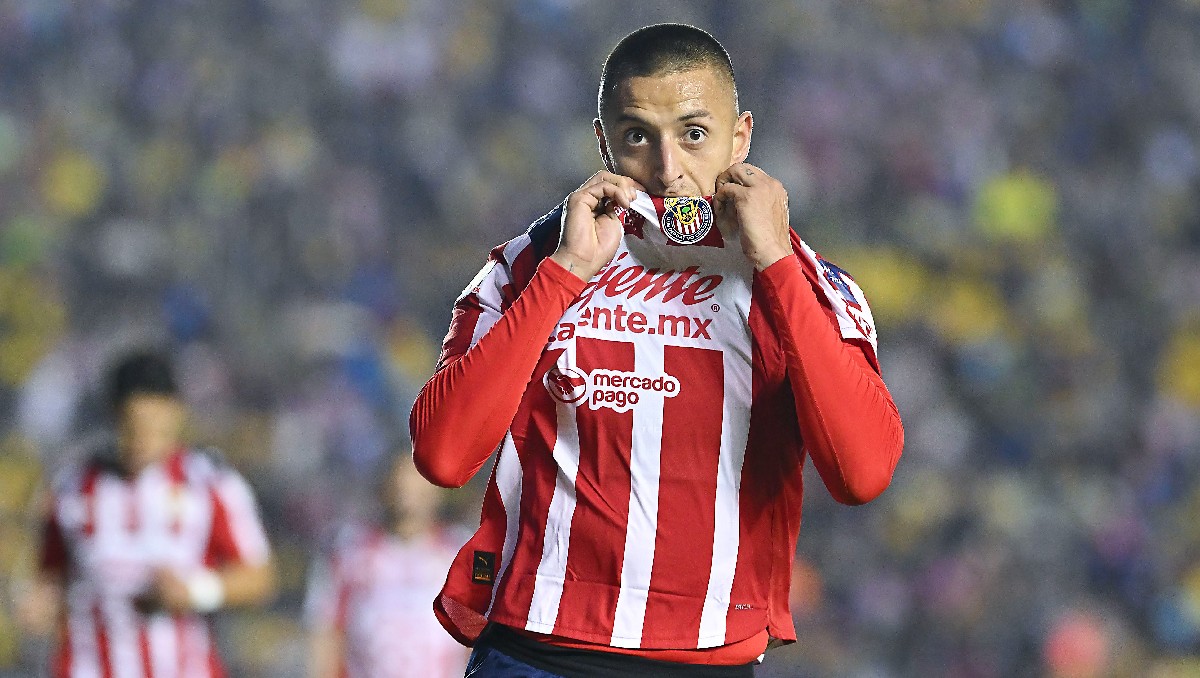 Roberto Alvarado regresa a la convocatoria con Chivas; su último juego fue contra América (Imago7)
