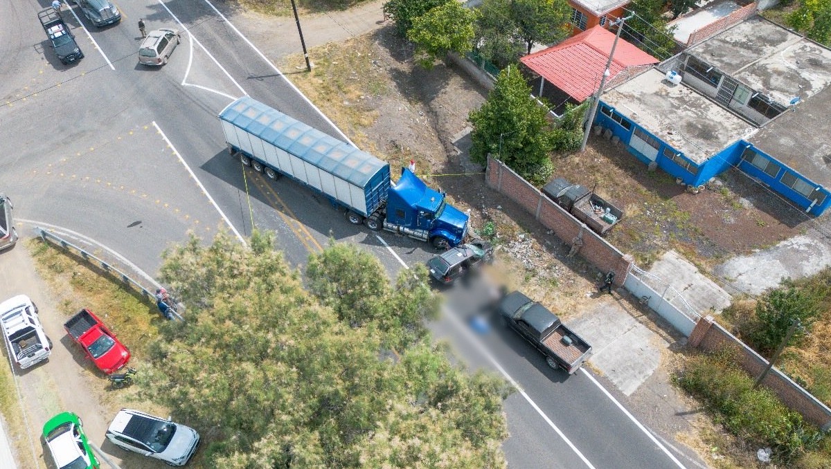 Tráiler choca contra camioneta en Valle de Santiago: hay tres muertos | Especial