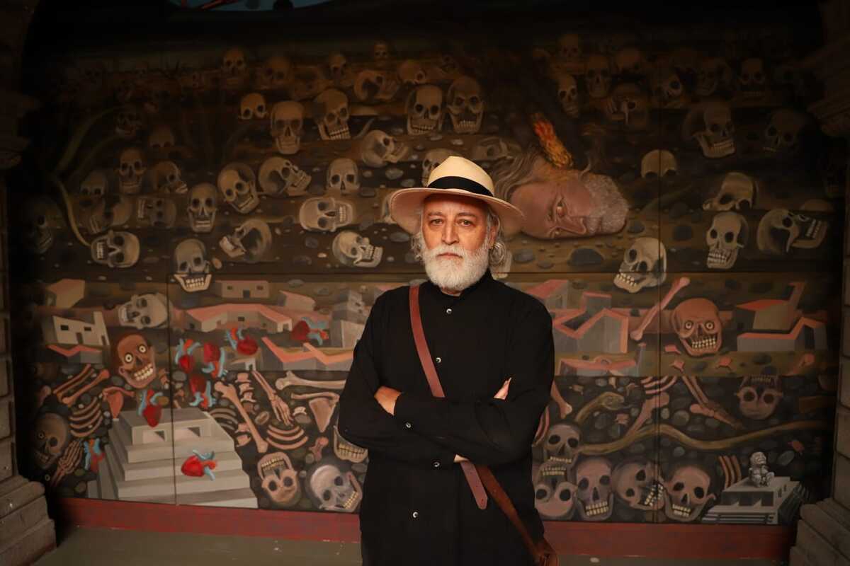 El artista realizó el mural entre 2020 y 2022, pero lo retomó en 2025 inspirado en el descubrimiento arqueológico del Huey Tzompantli. (Octavio Hoyos)