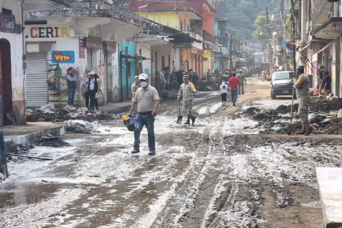 Brigadas de salud realizan labores de limpieza y encalamiento en comunidades de la Sierra Otomí-Tepehua.