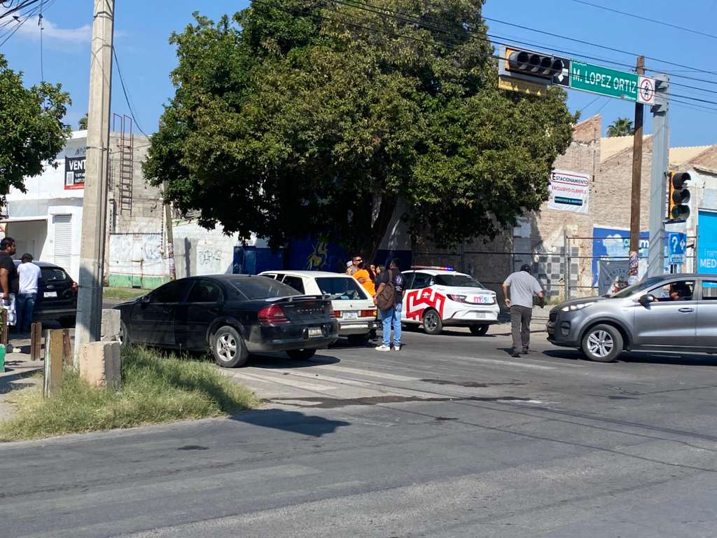 El conductor de un vehículo provocó un aparatoso accidente vial. | Especial