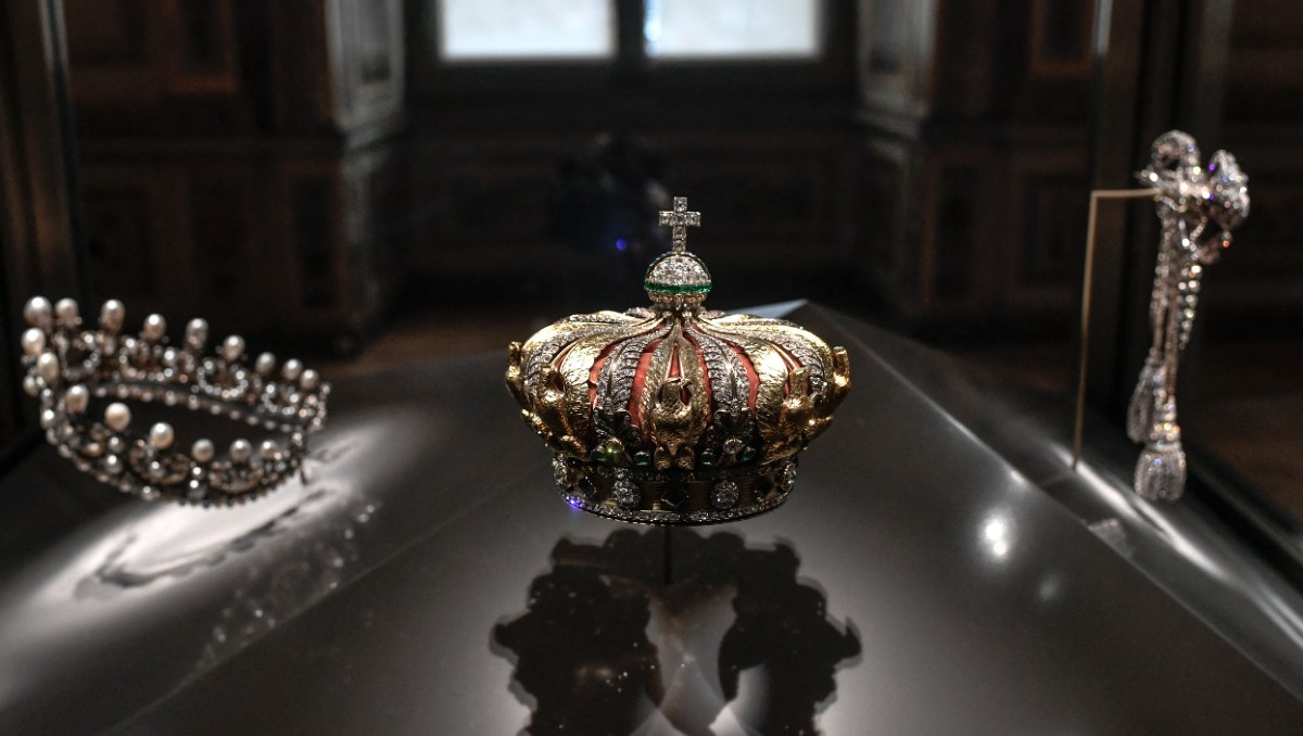 La corona imperial adornada con esmeraldas de la emperatriz Eugenia fue encontrada después. | Foto: AFP