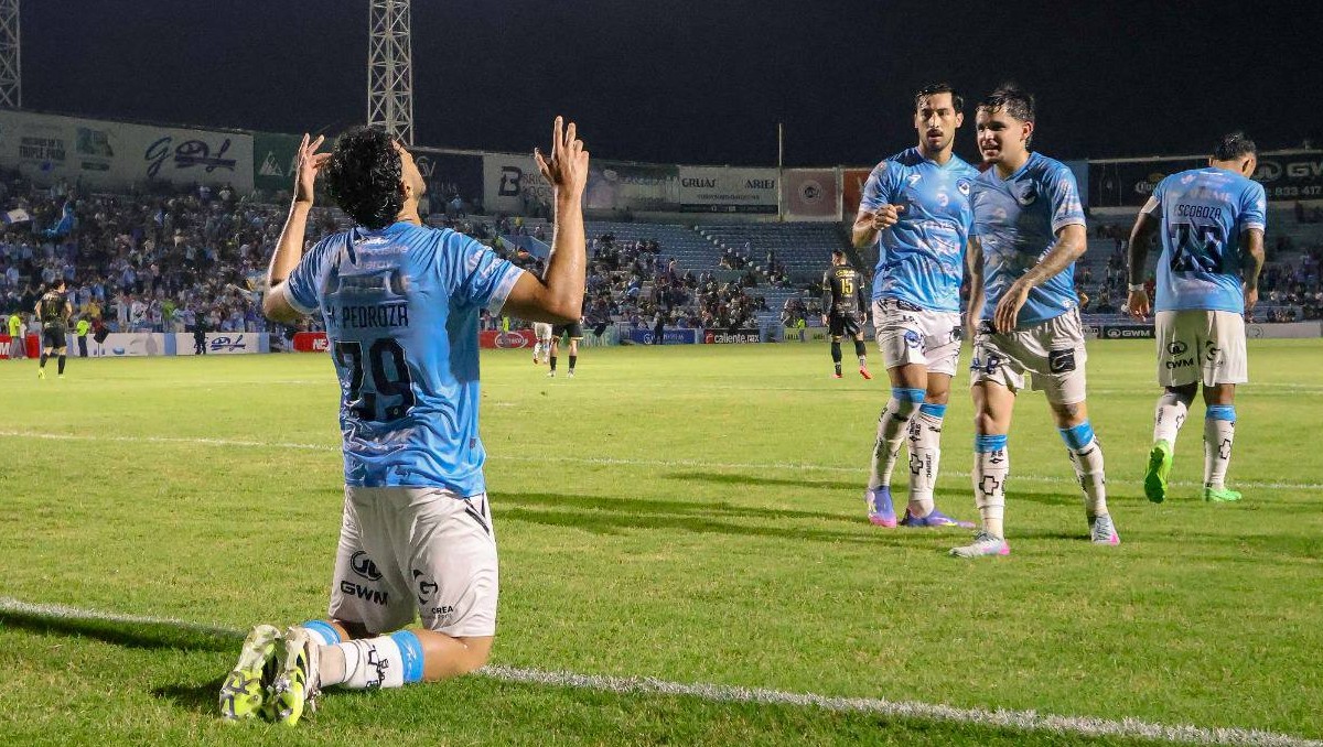 Jugadores de la Jaiba Brava celebran un gol en el triunfo ante Atlético La Paz.