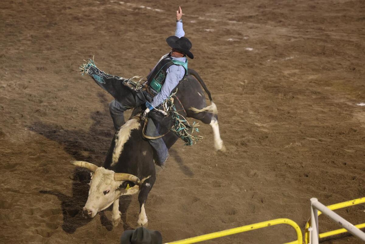 Miles de asistentes vivieron un sábado lleno de adrenalina con montas de toros, exhibiciones ganaderas y conciertos en el Rodeo Saltillo.| Cortesía