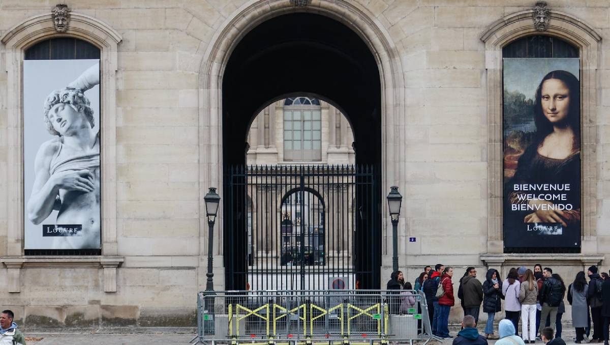 El Museo del Louvre cerró sus puertas temporalmente luego de que un grupo de encapuchados se llevaran las joyas de Napoleón (EFE)