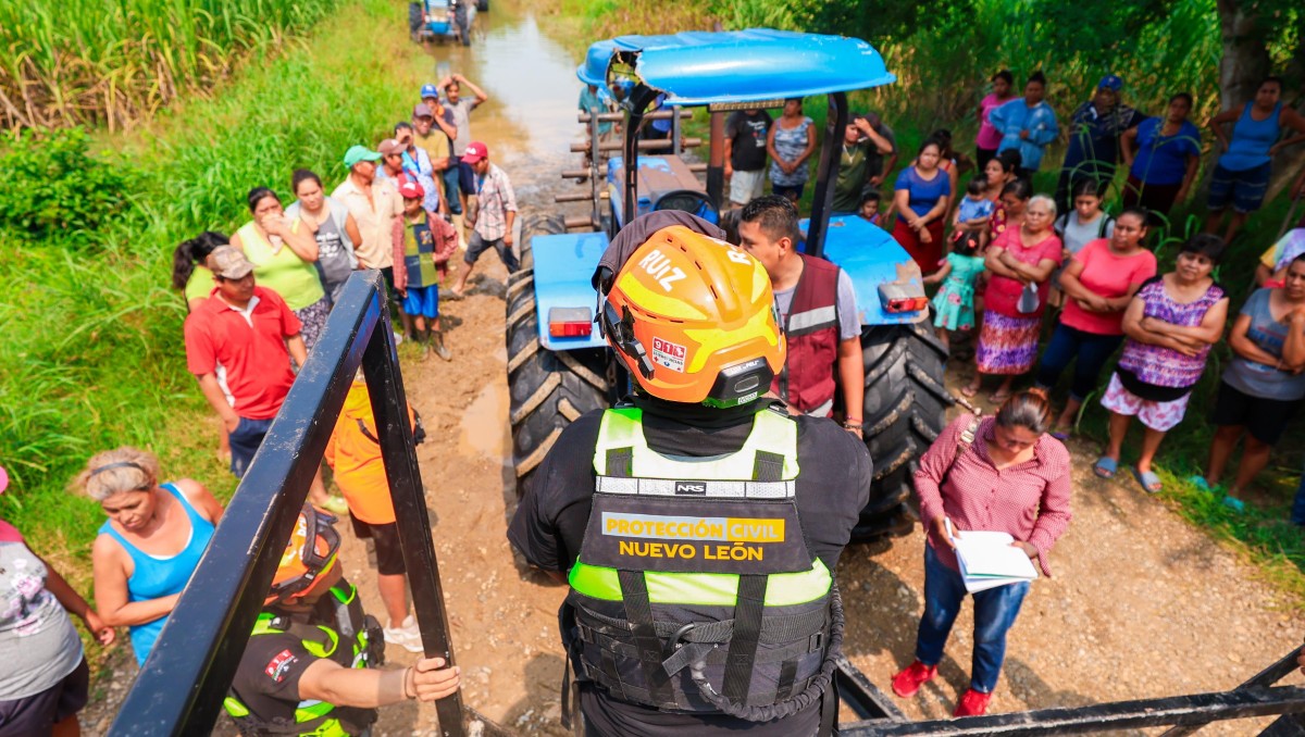 El operativo aéreo permitió distribuir 870 despensas y 280 galones de agua. Foto: Especial