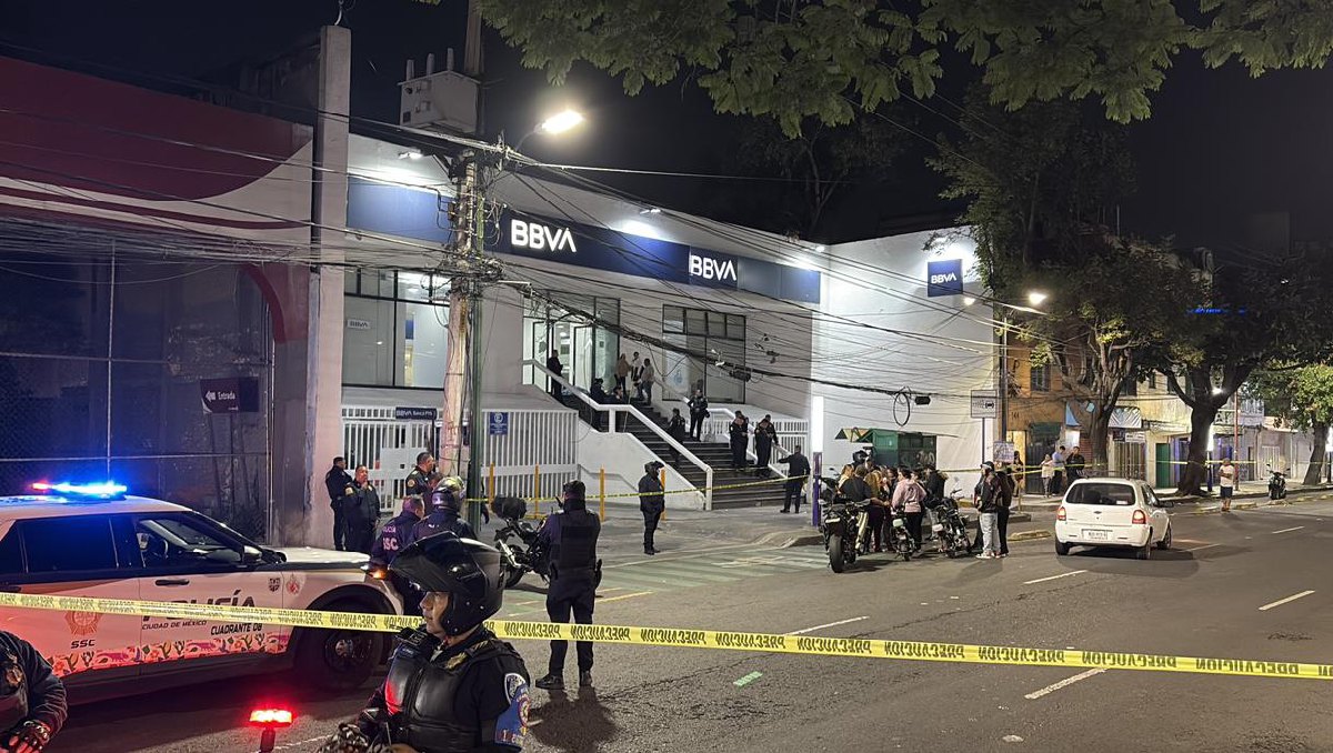 La víctima asesinada en la zona de cajeros tenía entre 35 y 40 años de edad. Foto: (Especial)