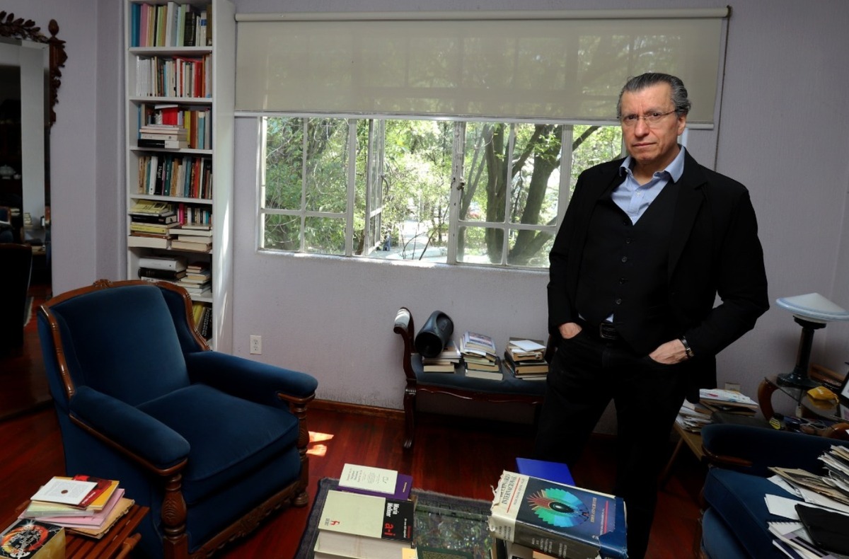 Víctor Manuel Mendiola  poeta, ensayista y editor mexicano | Javier Ríos