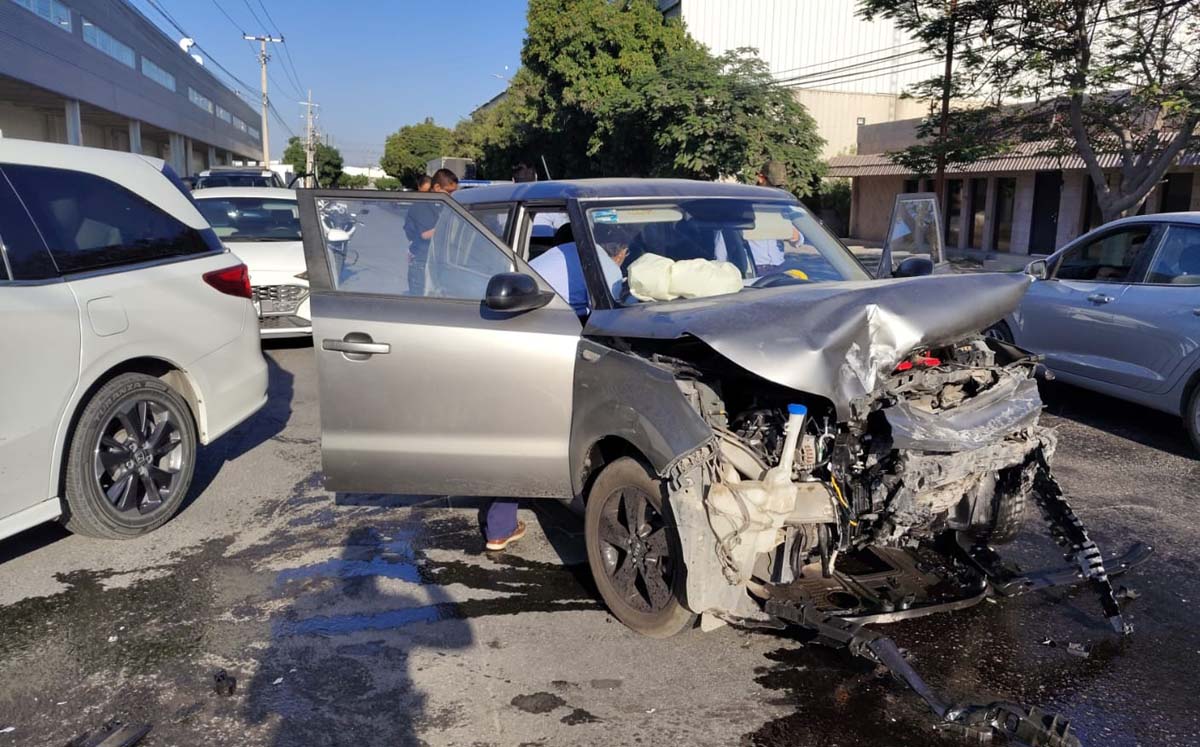 Además de los daños, la conductora resultó lesionada. l Especial