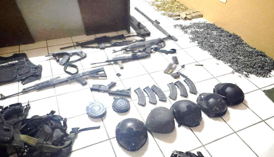Aseguran arsenal a cuatro menores y dos adultos detenidos en Chihuahua. | Especial