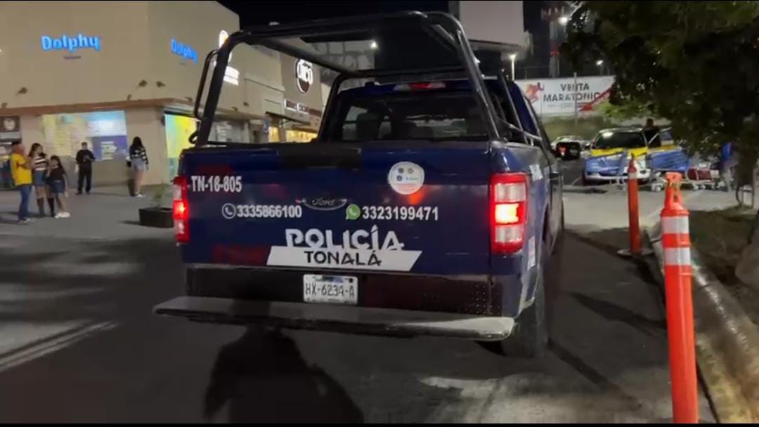 El atraco ocurrió en una tienda de la Plaza Altea en Tonalá. (Vicente Torres)