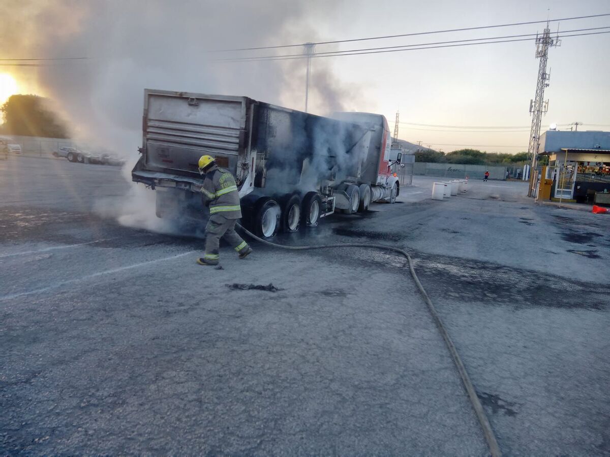 Bomberos controlaron el fuego sin que se reportaran personas lesionadas.| Archivo