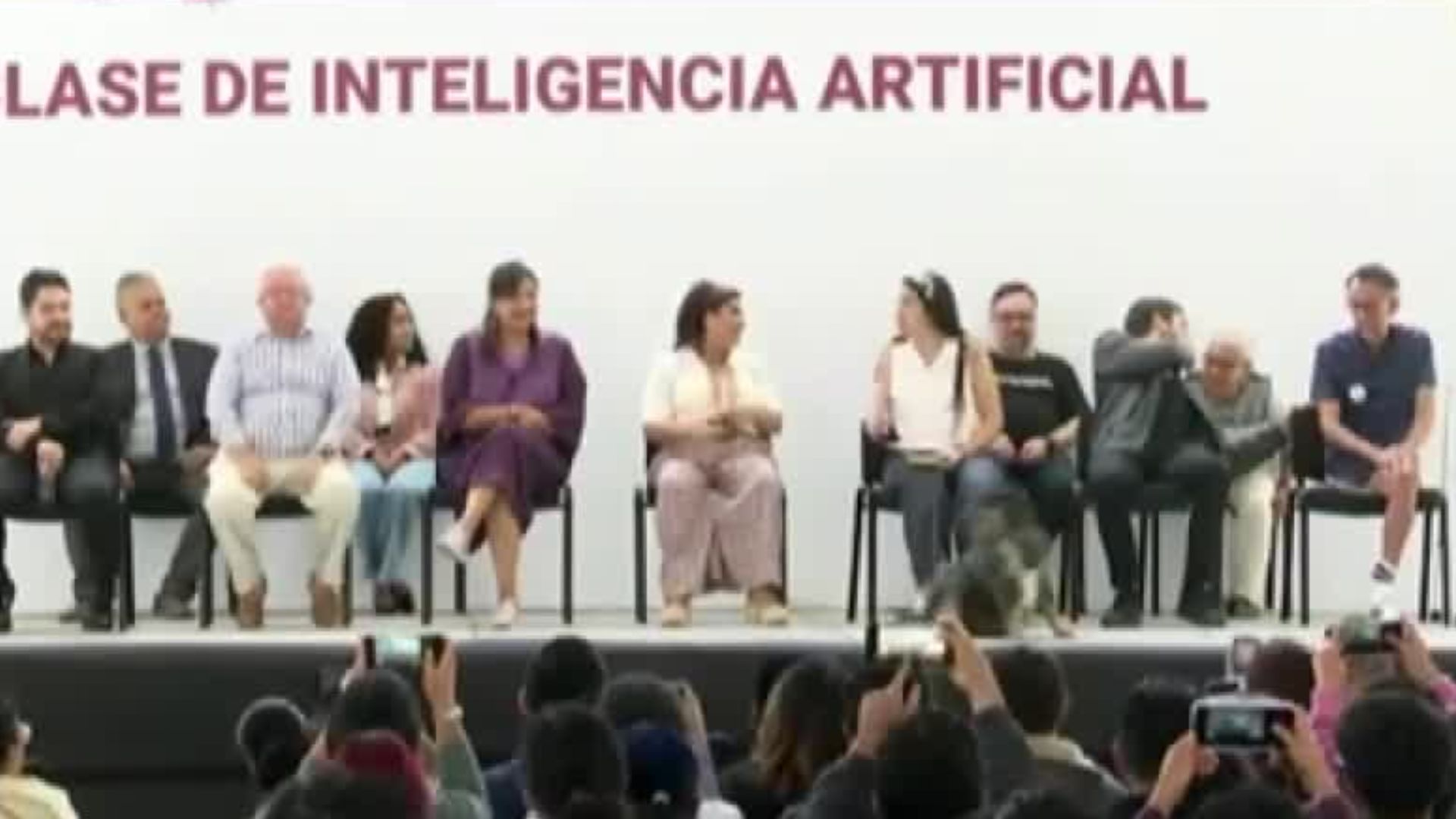 Clara Brugada se presentó a la primera megaclase de Inteligencia Artificial en la Ciudad de México