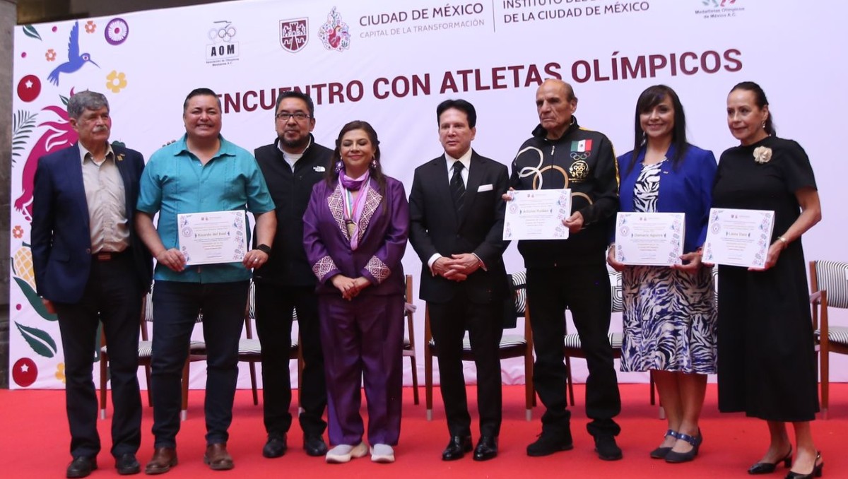 Clara Brugada sostuvo un encuentro y entrega de reconocimientos con atletas olímpicos de 1968 (Ariana Pérez)