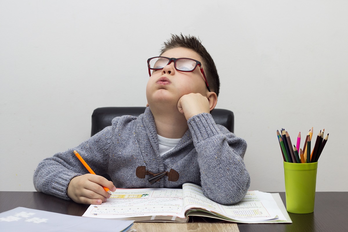 Con estos consejos, los niños podrán poner más atención en clase y casa. (freepik.es)