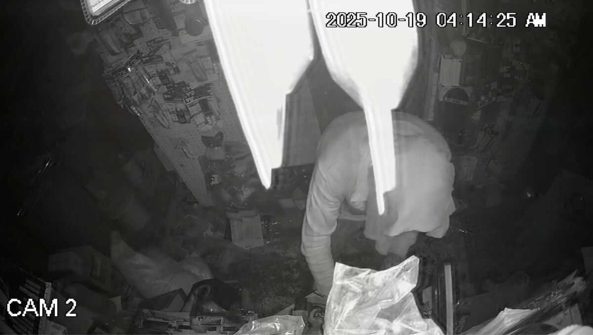 El momento quedó captado por cámaras de seguridad del establecimiento. | Especial.