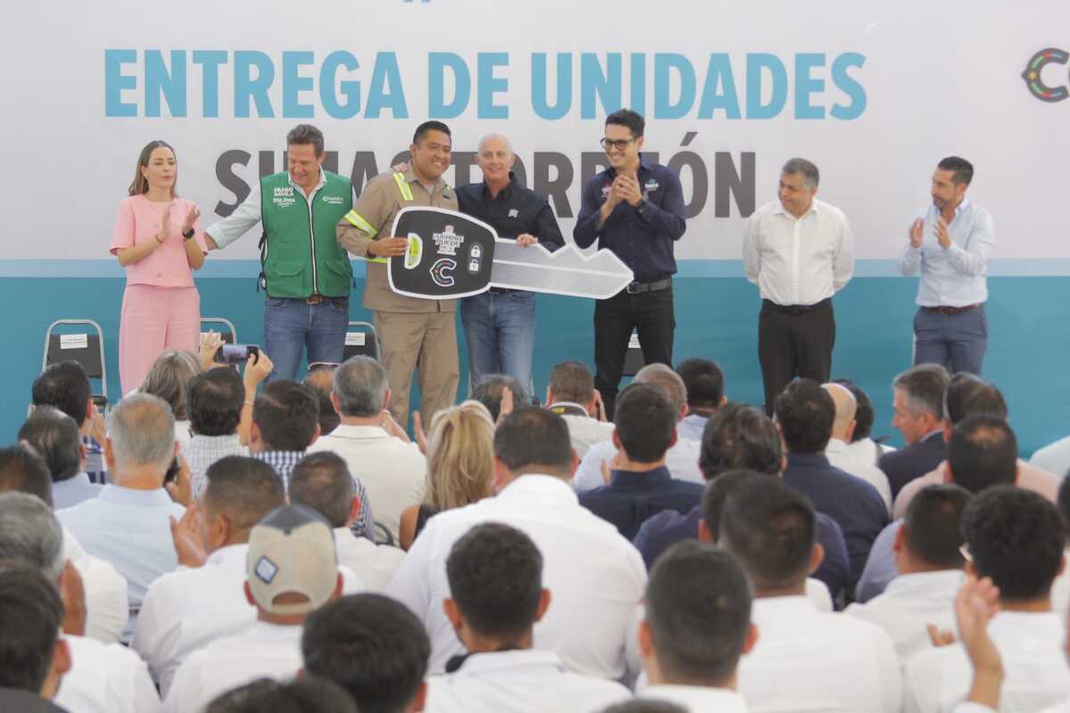 Entregaron dos pipas y cuatro camionetas al Sistema Municipal de Aguas y Saneamiento (SIMAS) Torreón. | Manuel Guadarrama