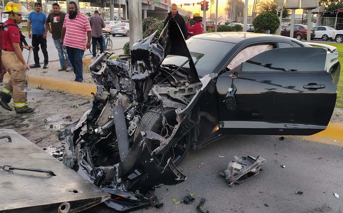 Los tripulantes del auto resultaron lesionados. l Especial