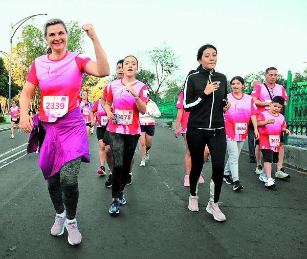 Participantes en la carrera “Mi Lucha es Rosa” que tuvo lugar en avenida Reforma. Cuartoscuro