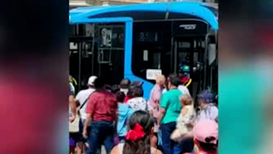 Pelea entre civil y conductor de camión en Mérida