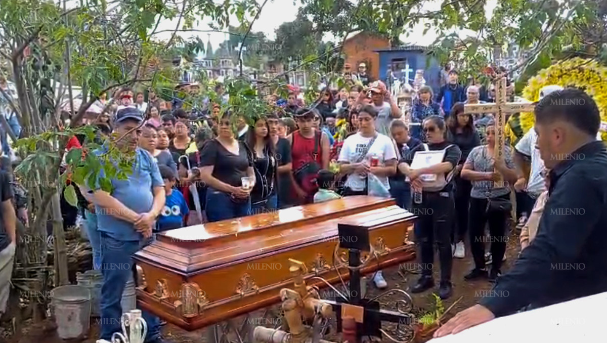 Con porras y tequila, dan el último adiós a Lázaro, víctima de lluvias en Puebla | Miguel Ceballos