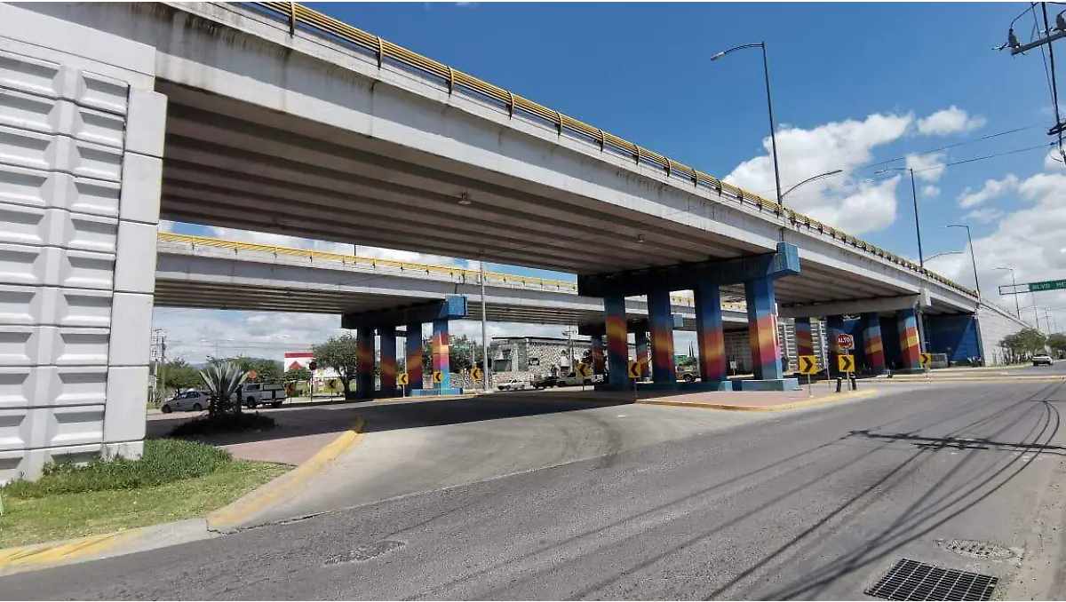 La presencia de los autos accidentados en los carriles centrales del puente ocasionó tráfico en la zona, | Cortesía.