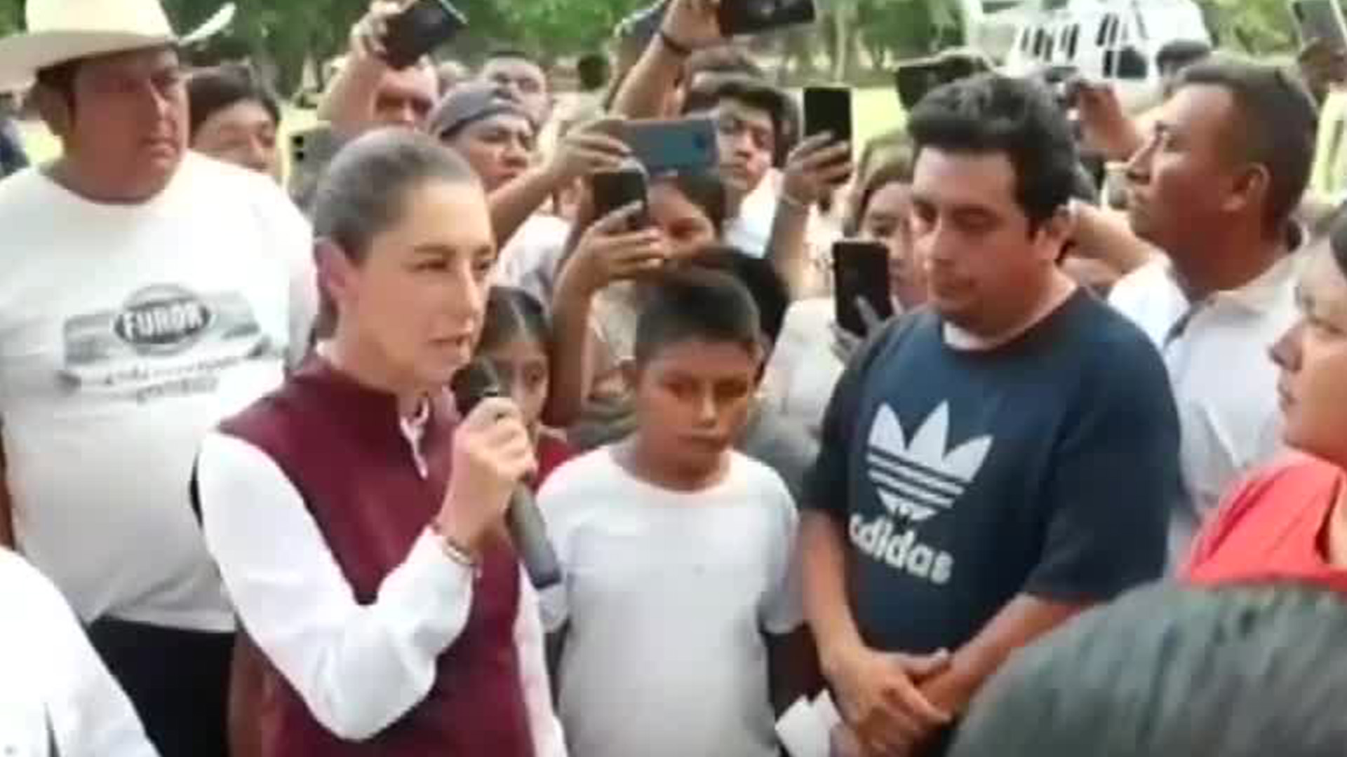 Sheinbaum visita Pantepec y promete dos apoyos económicos y vales para damnificados