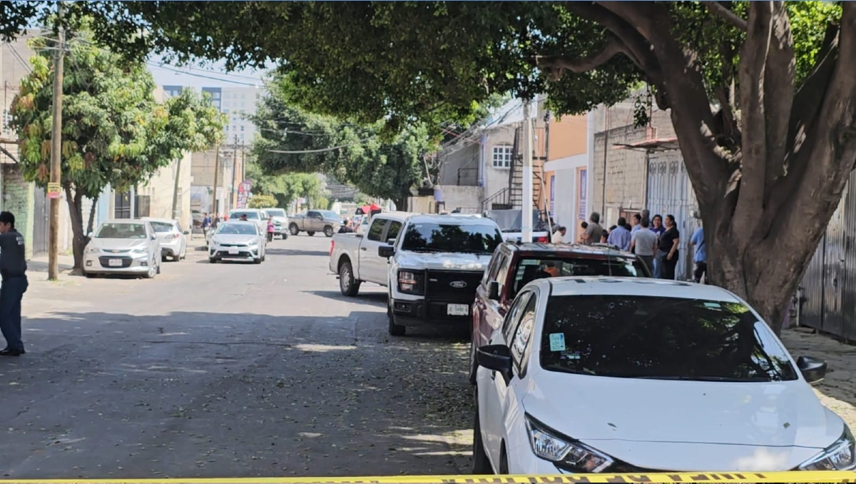 Vecinos y familiares se aglomeraron ante el operativo de la Fiscalía (Foto: Juan Carlos Munguía)