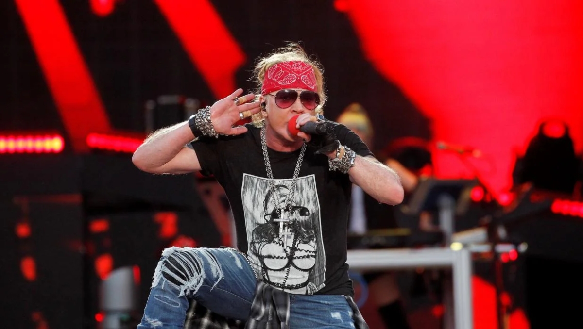 Axl Rose pierde el control en Argentina: lanza micrófono y patea la batería en pleno concierto