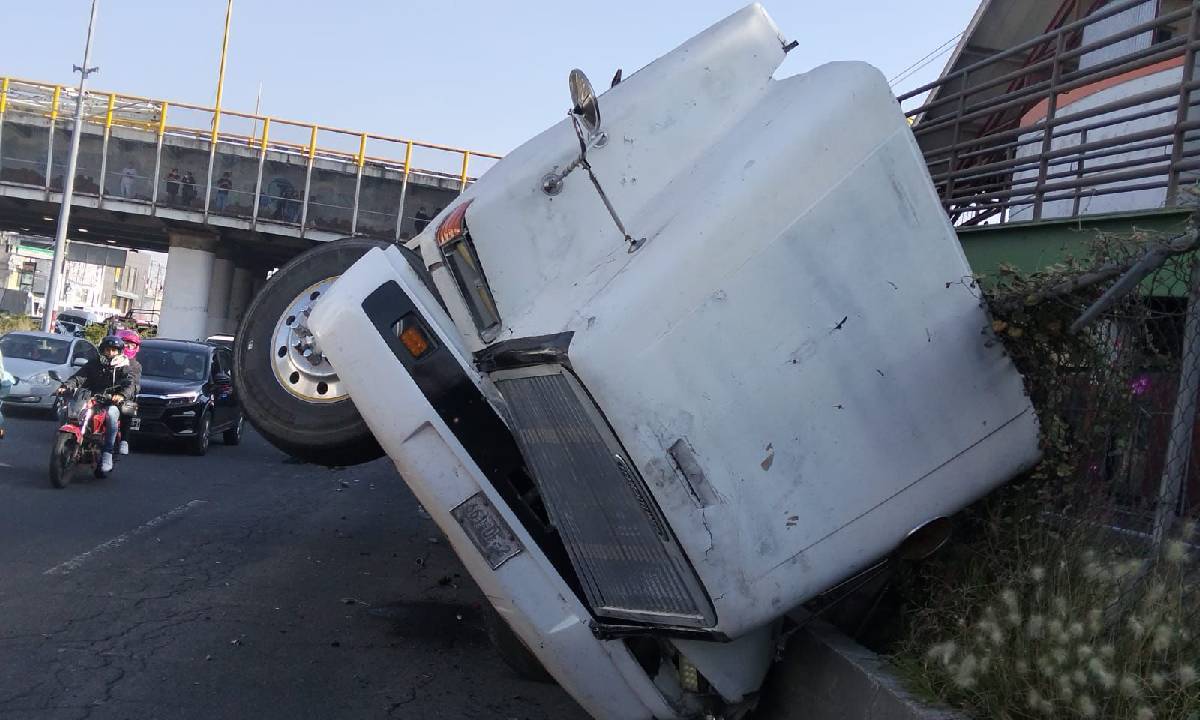 El camión de carga pesada quedó volcado hacia la ciclopista. Foto: (Especial)