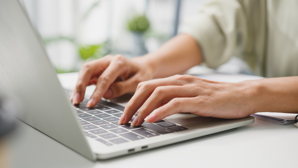 El certificado consta de cuatro cursos y una evaluación final para conocer sobre trabajar con marcas de lujo. (freepik.es)